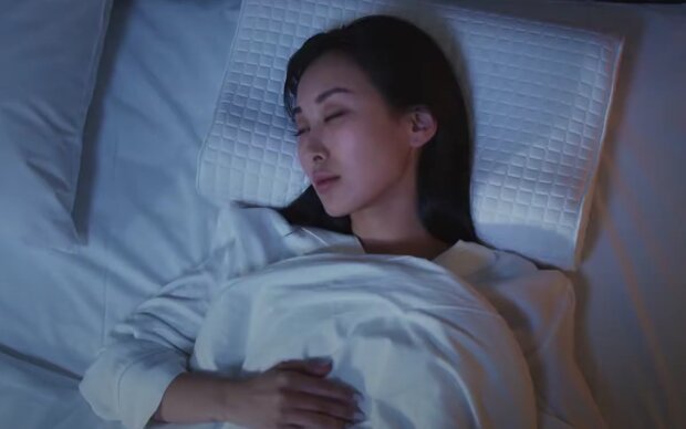 Спати ногами до дверей небезпечно: чому народні повір'я забороняють так 