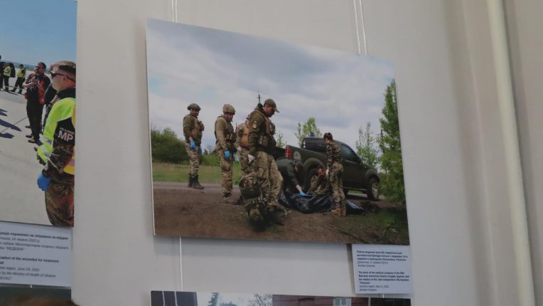 Незламність в об’єктиві: у Коломиї відкрили фотовиставку про боротьбу українців під час війни. ФОТО