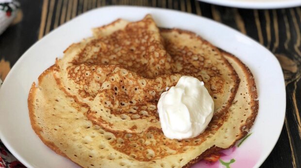 Млинці виходять дуже смачними та красивими: простий рецепт ажурних млинців
