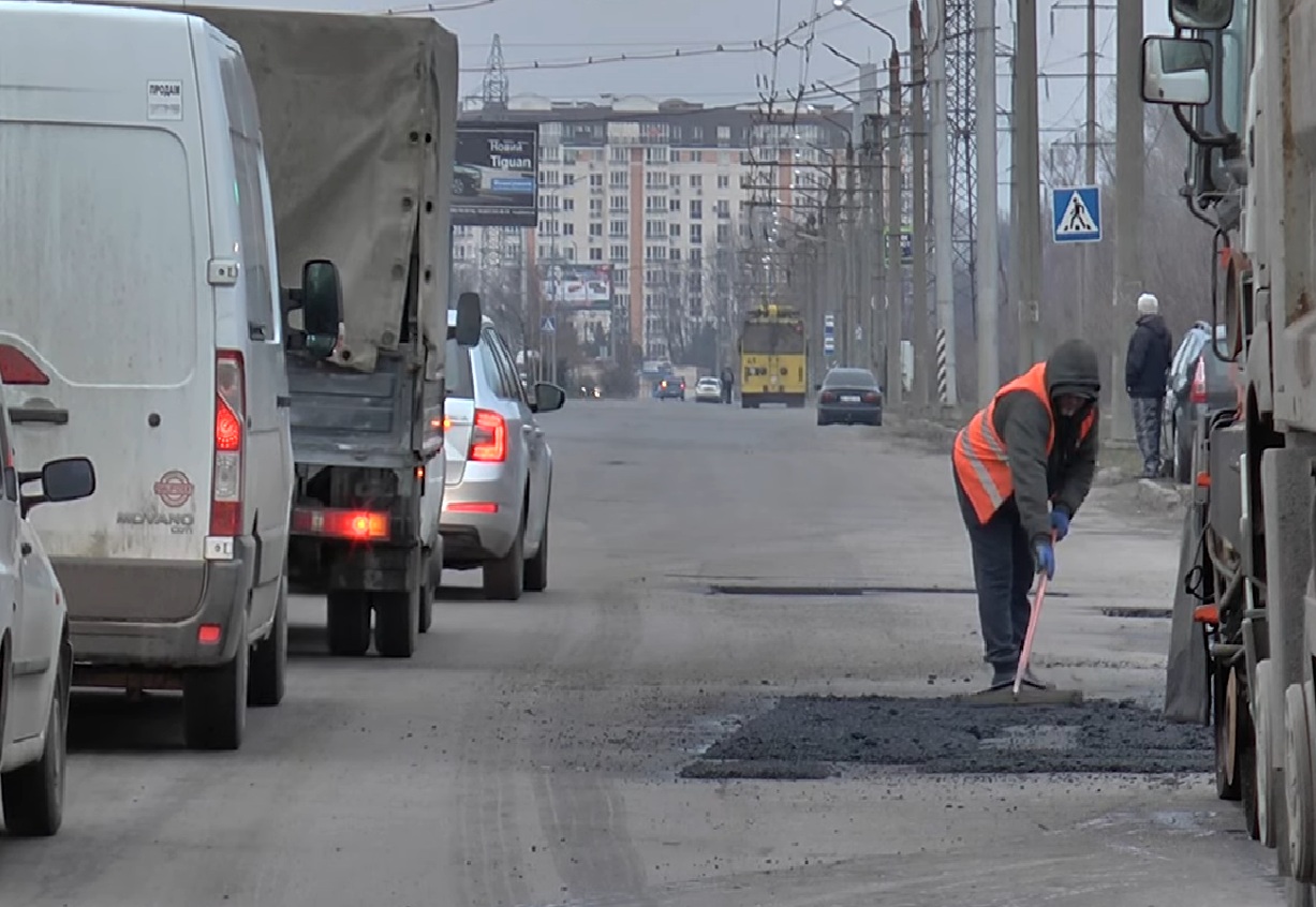 Обмеження руху транспорту у Чернівцях: названо вулиці та дату перекриття проїзду
